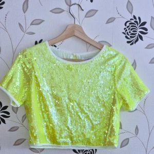 Gul paljett croptop från Glamorous, Strl: XS/34 - paljett croptop från Glamorous, Strl: XS/34 - bra skick!   OBS! Jag kommer inte kunna skicka saker v.26.