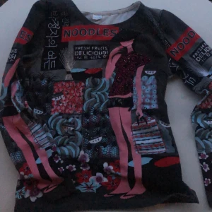 Tröja - En tröja. Vet inte vart den är ifrån. Bra material. Skriv till mig för frågor💕