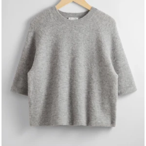 Stickad t-shirt - Fin stickad t-shirt från other storis säljer pågrund av att den inte kommer till användning skriv för fler bilder