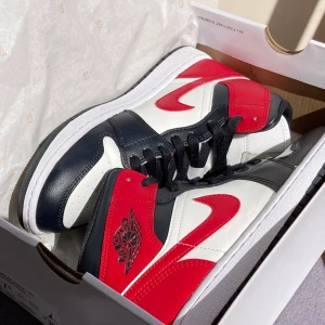 Skor - Super fina jordans, helt nya för bra pris perfekta att ha på sommaren eller på våren, passar nästan med alla outfits, skor som passar både för män och kvinnor.    Ord pris. 1700 kronor.   Storlek: 38,5 passar även som 38. 