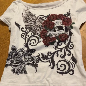 Baby tee  - Fin baby tee med tryck, liknar ed Hardy, använd några gånger med fint skick