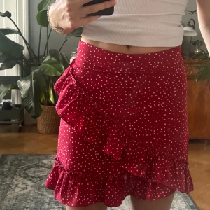 Prickig sommarkjol - Väldigt söt kjol som är köpt här på Plick. Ursprungligen från shein. Bra skick. Inte använts så ofta. Kontakta vid intresse🤍