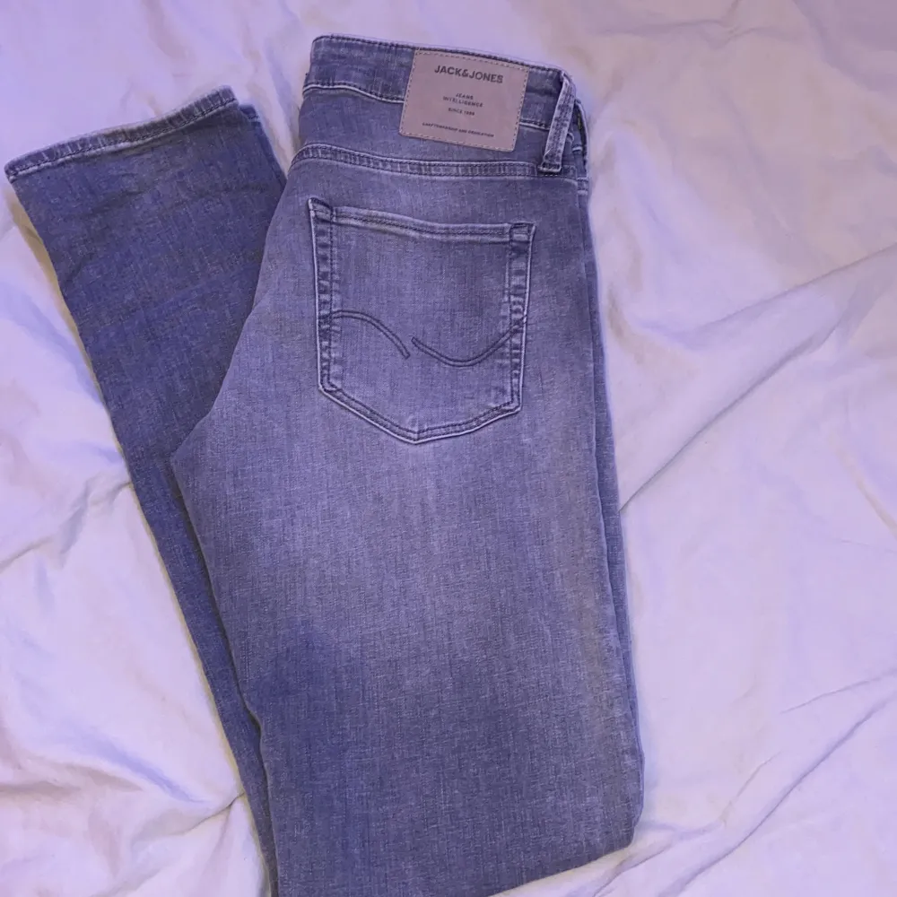 Hej! Säljer mina gråa Jack&Jones jeans som är i väldigt bra skick! Storleken är i 29/32. Mitt pris är 400+ frakt, hör av er vid frågor eller funderingar!  Passar för de som är runt 168-172👍🏼. Jeans & Byxor.