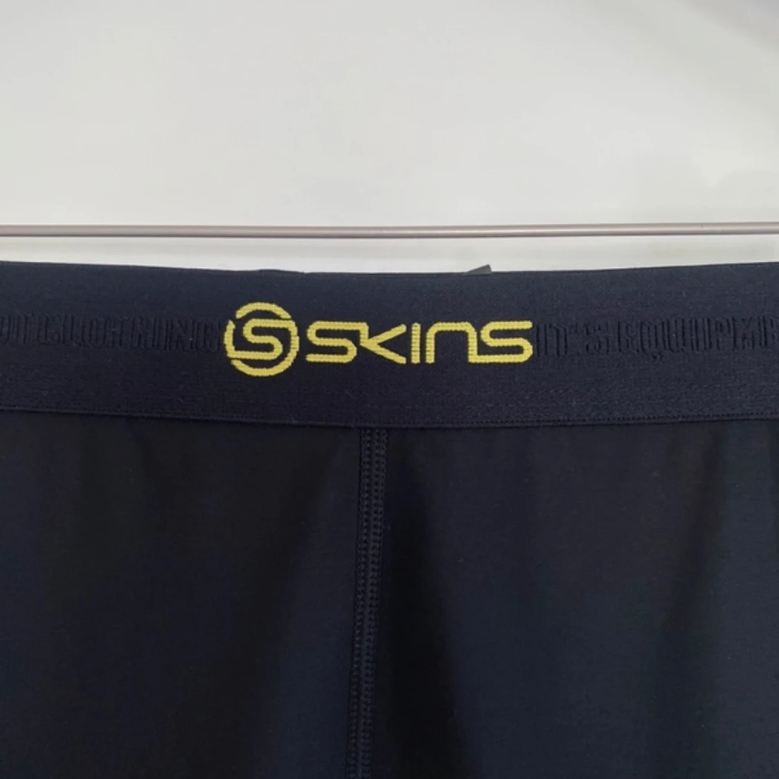 Skins kompressions tights trekvarts svart M - 90