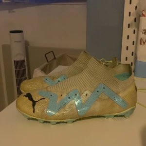 Puma Future - Puma Future använda ungefär fyra veckor köpte dom på Unisport hemsida för 2200 Storlek 38 men passar på de som har 40 pågrund av pumas design.kommer med skosnören