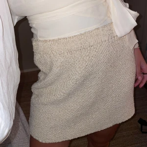 H&M Virkad kjol - Virkad kjol från H&M med glittertrådar i🤍 Sitter bra på mig som har S, i storlek M. (Fler bilder finns vid intresse)