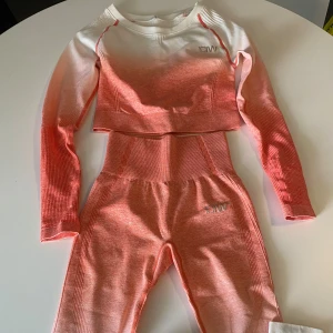 Gymset från Icaniwill - Ett gymset bestående av tights och tröja i vitt och aprikos. Använda ett fåtal gånger, men är som nyskick. Normal i storleken.