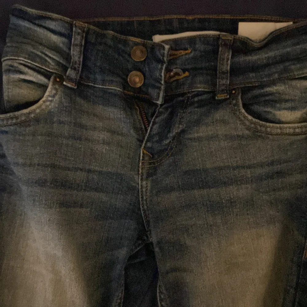 Lågmidjade jeans med mycket fade! Jätte snygga och kommer inte längre till användning då de har blivit för små! Skriv vid fler bilder! Midjemått: 34cm tvärs över! . Jeans & Byxor.