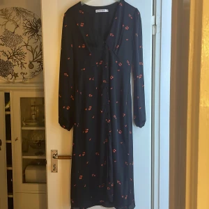 Långklänning  - Nytt plagg, materialet är 100% polyester.