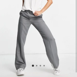 Kostymbyxor  - Gråa kostymbyxor ifrån ASOS. Jättefin kvalite, material och passform men tyvärr är de för små. I modellen straight. Storlek 38 men passar även 36. Inte använda mycket så i väldigt bra skick!