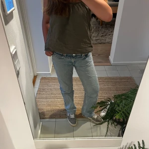 Lågmidjade jeans från weekday - Säljer mina jeans från weekday som jag köpte för 500kr. Skriv för fler bilder!