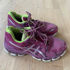Asics löparskor strl 38 - Rosa lila Asics löparskor 