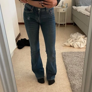 Low waist jeans  - Jätte fina low waist blåa jeans från Gina Tricot ”Perfect jeans” bootcut i strl 34. Jag är 165cm lång. Använd väldigt väldigt sällan. 🩵🤍✨Nypris 500kr! 