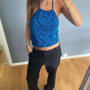 Halterneck topp - Kornblå topp med leopard mönster