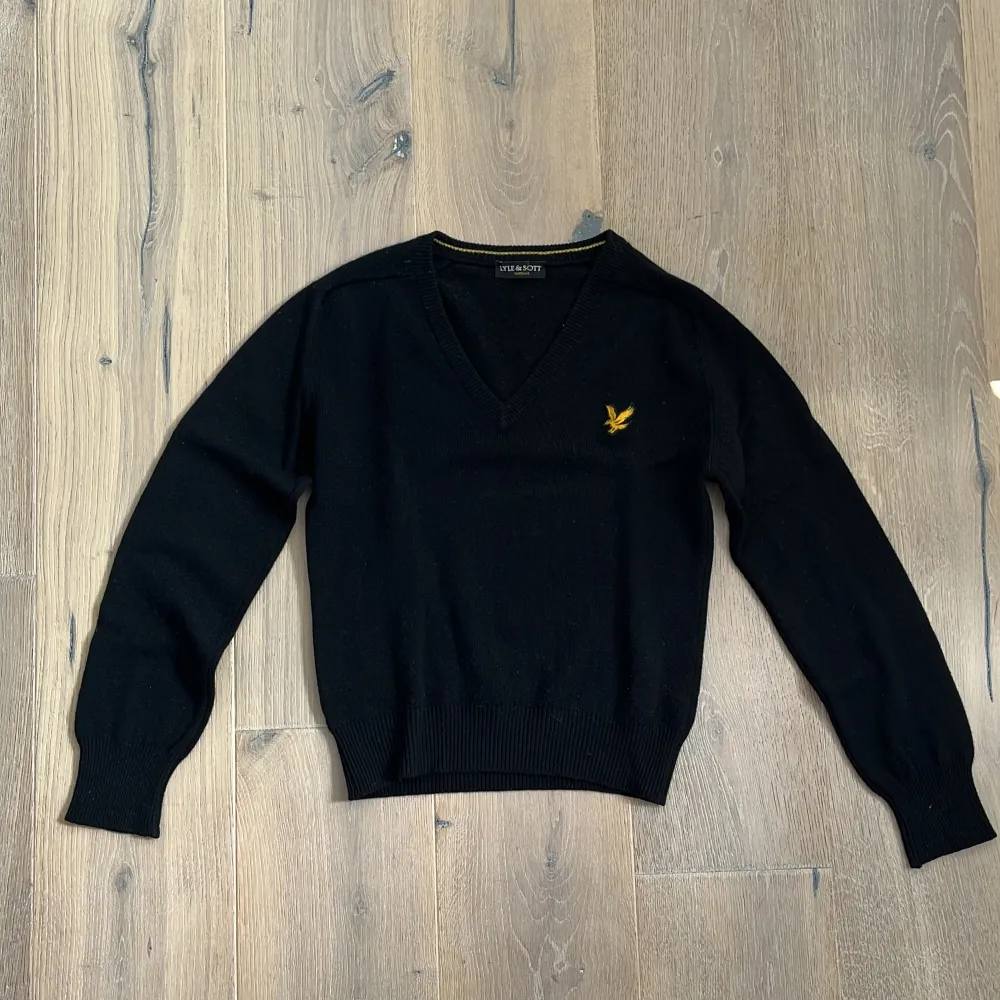 Stickad tröja från Lyle & Scott, i jättefint skick. Stickat.