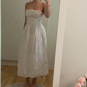 Smockad klänning - Klänning från H&M. Storlek xs. Sista bilden är lånad.