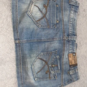 Jeans kjol - Lite kortare jeans kjol! Inte sliten och är i storlek xl men passar L