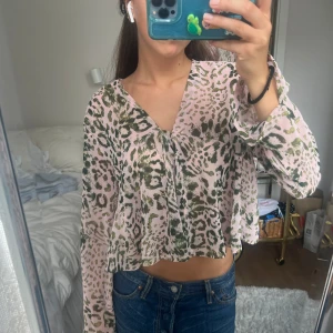 Blus - Så fin grön/rosa blus, perfekt till sommaren, brukar använda som strandblus 😇