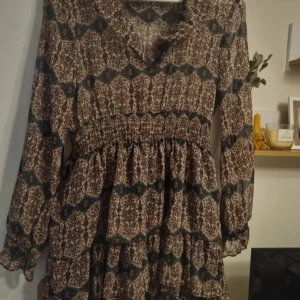 Zara klänning  - Månad bild men exakt likadan, storlek M 