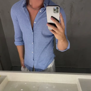 Massimo Dutti skjorta - Hej, säljer nu min fina Massimo Dutti skjorta storlek S. Den är i nyskick och kommer vara otroligt snygg i sommar. Hör av dig vid fler frågor!🌊🍾