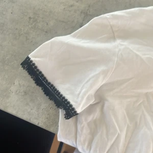 Vit t-shirt  - En vit T-shirt från zara med svarta detaljer i armarna💕💕