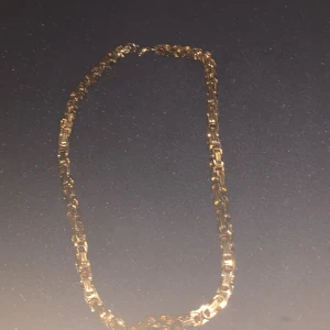 Hej säljer dena snygga fume kedjan  - Fume kedja jag säljer den för jag behöver pengar  för att köpa  en grej 