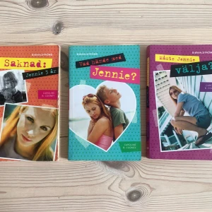 Saknad: Jennie 3 år - Caroline B. Cooney - Del 1-3 i serien om Jennie, ungdomsböcker. En bok är lite sliten runt kanterna, se sista bilden, i övrigt i fint skick 🌸
