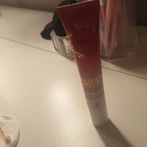 Lumene blush/ Rush - Jätte fin och glowig blush/ Rush från lumene ❤! Andvänt typ 2-3 gånger inte i min färg. Färg 5 cherry 