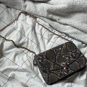 Handväska  - Jötte fin handväska som man får plats med ganska mycket saker i väldigt bra och nytt skick.