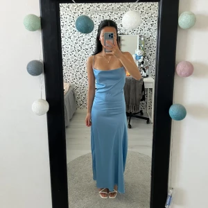 Klänning  - Säljer denna fina och oanvända klänning då den inte kommer till användning. Nypris 349kr.☺️Vid intresse eller frågor, hör av dig!🙂