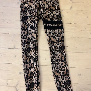 Stronger tights  - Säljer ett par Stronger tights. Dem är aldrig använda och u mycket bra skick. Jag säljer dem pågrund av att dem aldrig har kommit till användning. Det är storlek XS