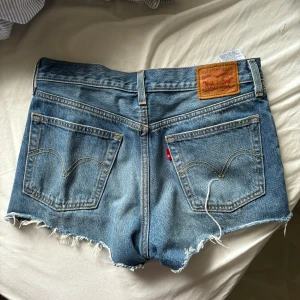Levi’s shorts  - Säljer dessa super snygga midwaist shortsen från levi’s 🙌🏽. Köpta här på plick men aldrig använda av mig. Midjemått 37,5