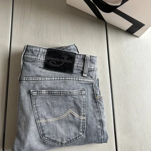 Jacob Cohen jeans - Feta Jacob Cohen | Modell 688 | Väldigt fint skick | Storlek 31 | Nypris: 5000kr Mitt pris: 999kr | Skriv vid minsta fråga eller fundering 😁