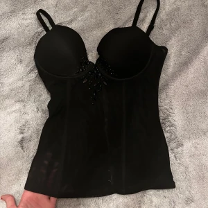 Korsett  - Korsett med push-up från H&M! Skriv till mig vid frågor så svarar jag så snabbt jag kan! 💞☺️