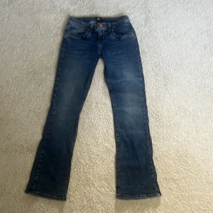 LTB lågmidjade jeans  - Så snygga lågmidjade bootcut jeans från LTB, modell valerie. Använda ett par gånger men inget som syns. Storlek 25/30 och passar mig som är xs/s
