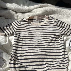 Topp från HM - Jätte fin tröja från Hm nästan alldrig använd. 