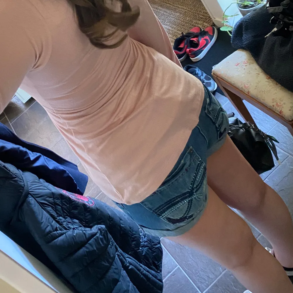 Jag måste tyvärr sälja dessa snygga shorts eftersom de va för stora i midjan för mig!🥲  Jag köpte dem på Plick och det stor storlek M/L och på byxorna står de size 12!🌸 De är 41 cm raktöver i midjan och sitter super fint runt rumpan och låren!. Jeans & Byxor.