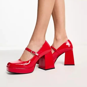 Röda platåskor - Mary Jane-pumps - Röda, lackade platåskor med fyrkantig klack. Från Monki där de nu är helt slutsålda! Sparsamt använda men med några mörka repor längst fram på tån. Säljer pga att de inte kommer till användning. Pris kan diskuteras😊 (Bilderna är lånade)