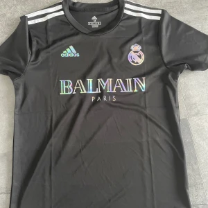 BALMAIN ,,, Real Madrid  - Svart t-Shirt Real BALMAIN