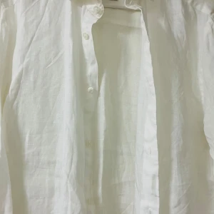 Vit linneskjorta Bruun Stengade  - Vit linneskjorta i hög kvalitet av märket Bruun Stengade.   Klassiskt snitt Casual Slimfit och Hamptons stil.  Använd endast ett fåtal ggr så mkt bra skick, som ny  