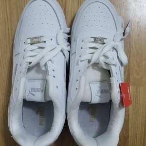 Säljer vita pumas - De är helt nya lappen finns även kvar på de, jag hade inte sålt de om de inte var små. Storlek 40 och 41