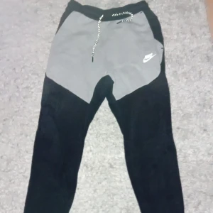 Nike tech byxor grå svarta - 7/10 skick lite knottrig där bak men frf bra kvalite på byxorna.