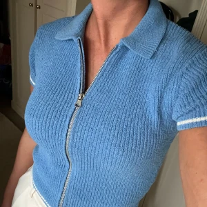 Zip top  - En superfin top som man kan anpassa i look med dragkedjan