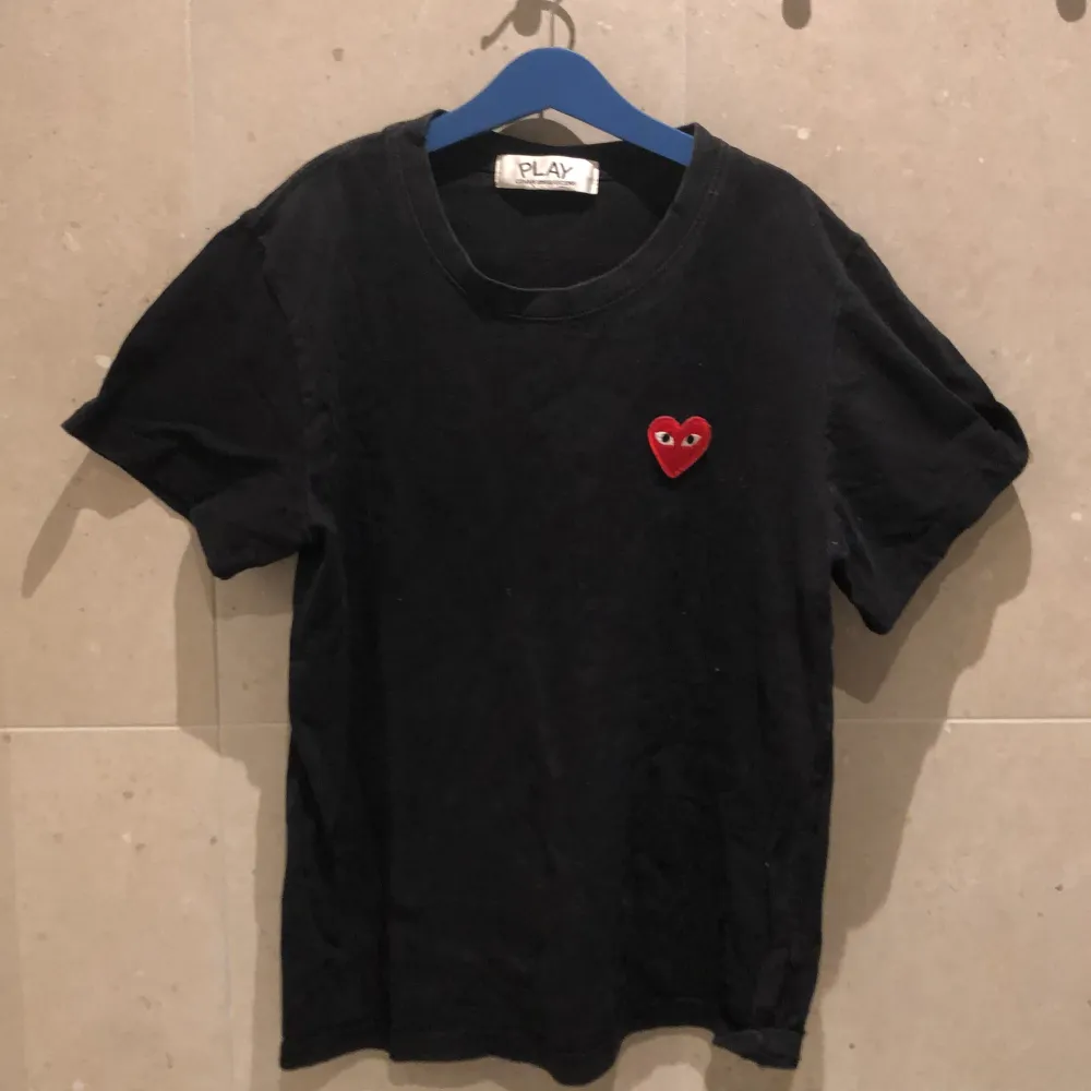 Hej! Säljer denna för den är inte min stil längre. Den är svart och med ett rött hjärta.. T-shirts.