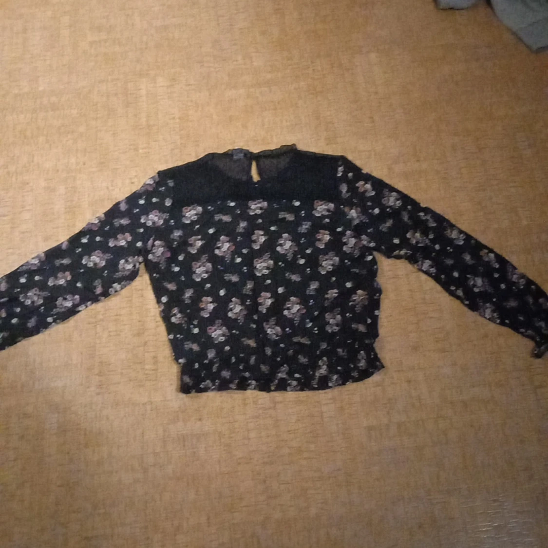 Svart tröja med rosa blom design - 90