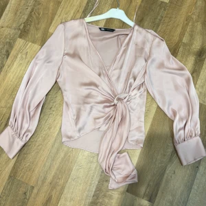 Ljusros blus  - Ljusrosa omlott blus i st M