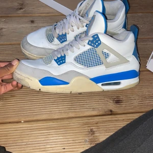 Jordan 4 Millitary Black - Säljer dessa Jordan 4 millitary blue i storlek 43. Säljer pga inte använder dom längre. Og MEDFÖLJER ej  . KAN MÖTAS UPP I STOCKHOLM ELLER FRAKT.