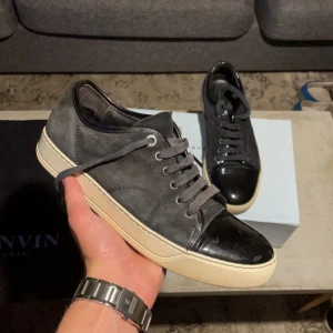 Lanvin Skor - Hej! Säljer nu dessa skitfeta lanvinsen i bra skick. Skorna är lite smutsig på mochan och snörena men annars väldigt fina. Dustbag medföljer! Hör av er!