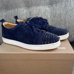 christian louboutin - Jag säljer mina Christian Louboutins för att dem inte passar längre. Dem är i hyfsat bra skicka inte använda jätte mycket men de skavanker som finns är då lite på innersulan.  Priset kan diskuteras vid snabb affär😁