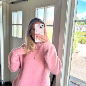 stickad tröja - Jag säljer denna jättefina rosa stickade tröjan från zara, då den tyvärr inte kommit till användning💓💓tröjan är bara använd fåtal gånger så den ser ut som ny🙌🏽skriv till mig om ni har någon fråga💕